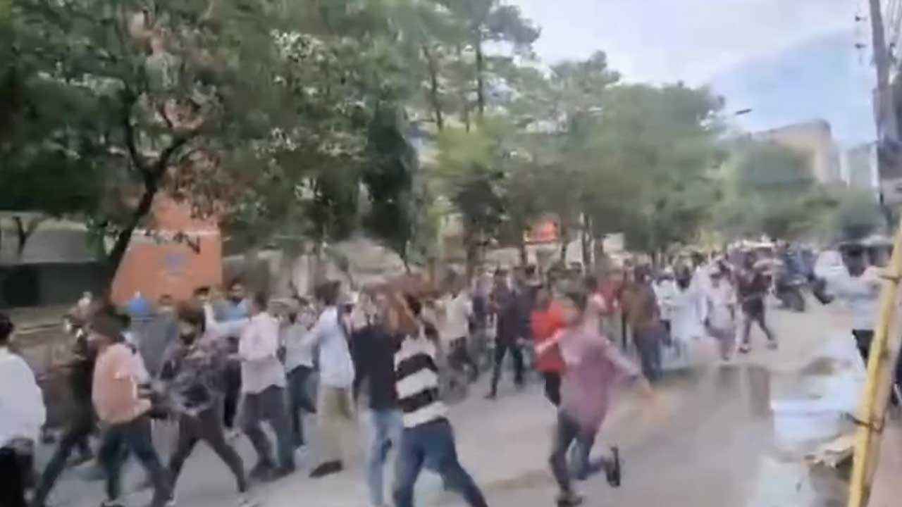 ধানমন্ডিতে আওয়ামী লীগের ঝটিকা মিছিল, ককটেল বিস্ফোরণ